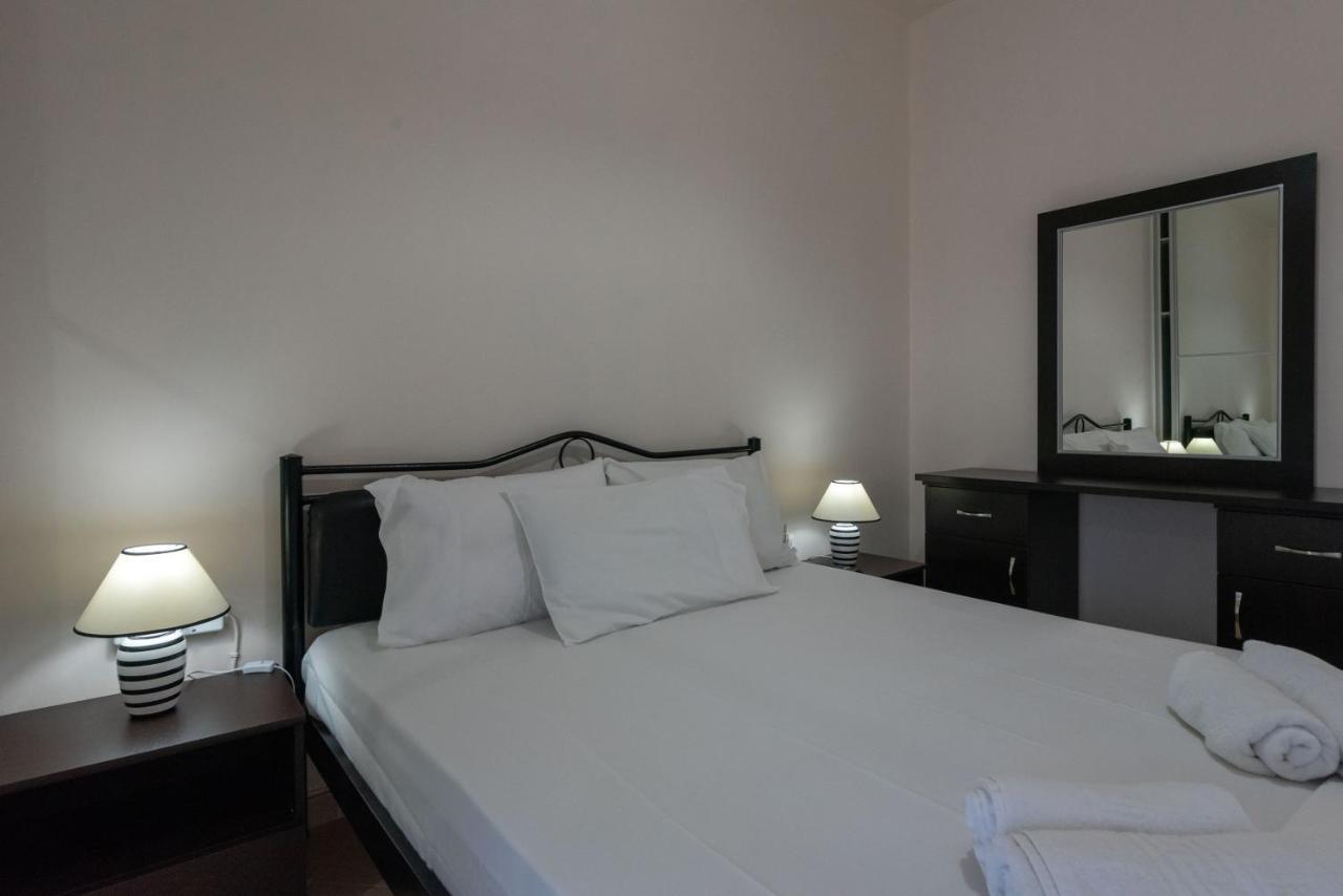 Grand Suites With Private Pools Kalamata Exterior foto